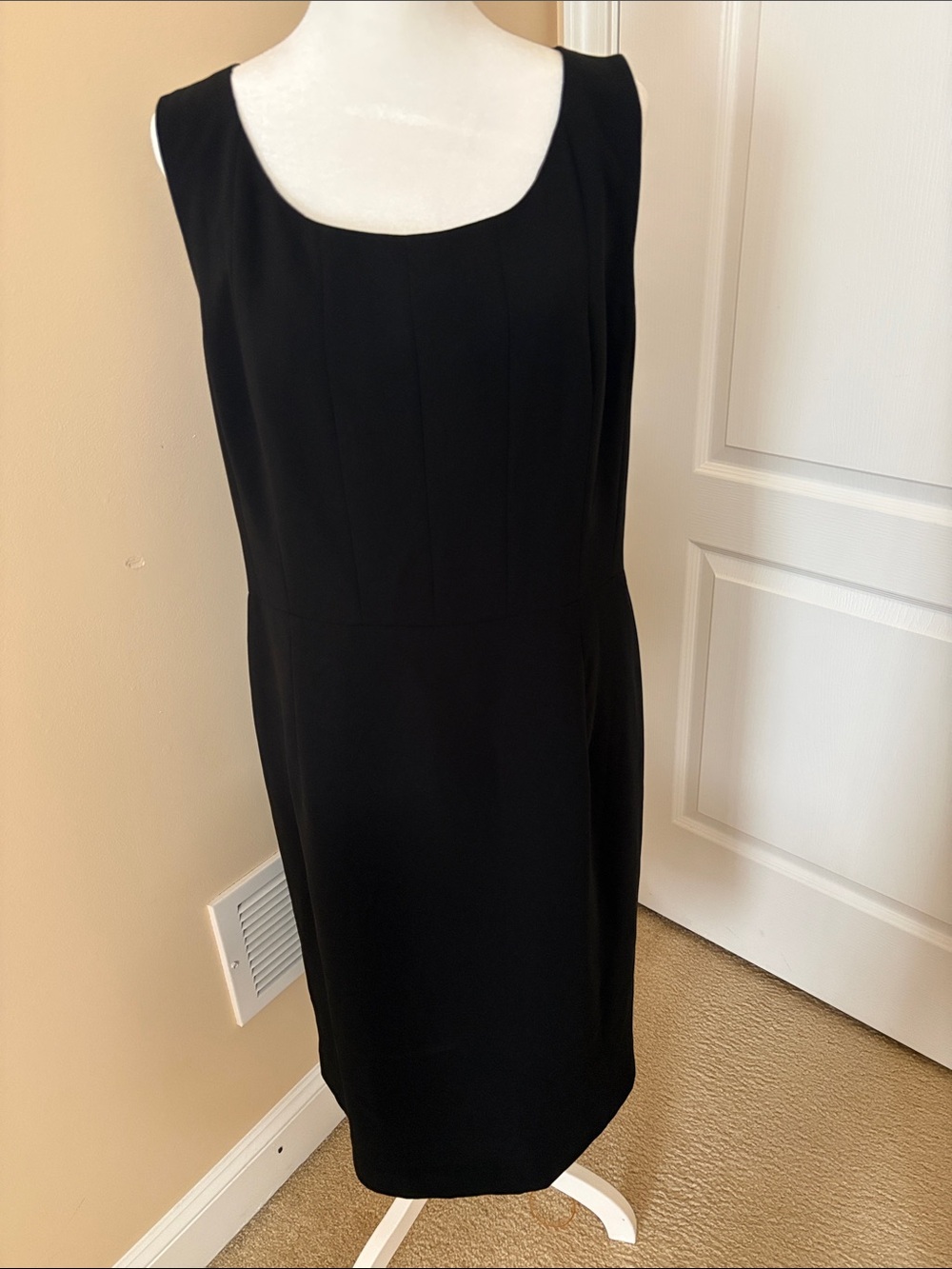 Kasper Black Sleeveless Scoop Neck Shift Dress
